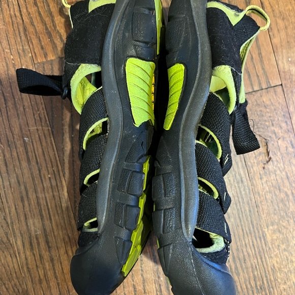 Keen. Big kids size 5. Water shoe. Hiking. - Picture 7 of 8